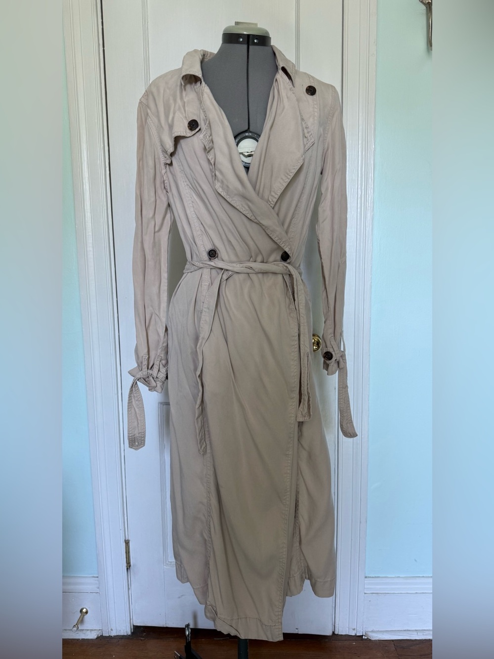 Relaxed, lightweight trench coat by Silence + Noise